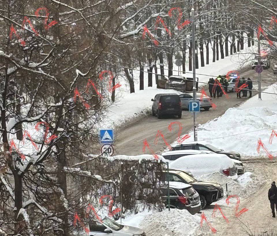 Сотрудники ГАИ открыли огонь по Porsche в Подмосковье Водитель не захотел останавливаться по требованию полиции и пошёл на таран. Полицейские открыли огонь и 12 раз пальнули по колесам. В итоге водителя задержали.