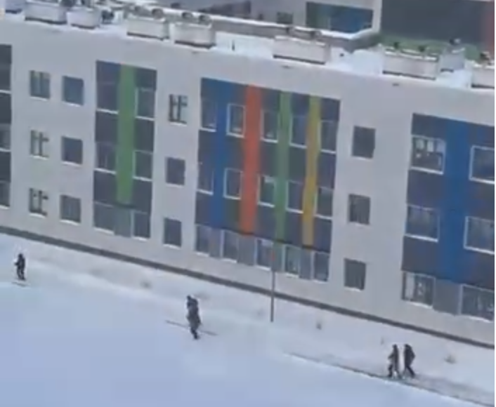 Ученик 7 класса напал с ножом в травмирол руку уборщице, ее жизни ничего не угрожает, сообщил глава района Радмир Беляев