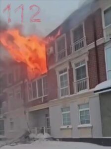 В коттеджном посёлке в Новой Москве горит таунхаус.