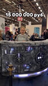 В Москве презентовали диван по цене квартиры. Диван в стиле «Сокола тысячелетия» с минибаром и акустикой стоит 15 млн ру