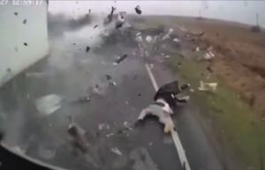 Семь футбольных фанатов погибли в лобовом столкновении минивэна с грузовиком, ещё трое получили тяжёлые травмы