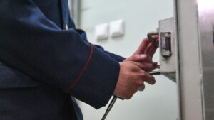 Двух экс-сотрудников СИЗО в Тюмени обвинили в получении взятки от осужденного