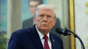 Трамп заявил, что НАТО должна помочь США получить Гренландию