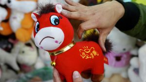 Грустная игрушечная лошадь из-за брака стала новогодним хитом в Китае