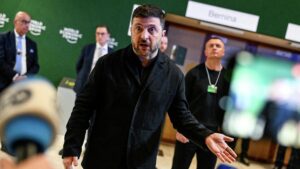 Подполковник Дэвис: Зеленский стал обузой для США, которые могут его устранить