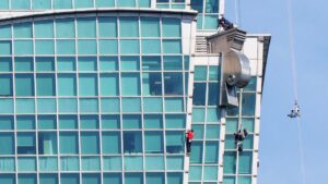 На Тайване скалолаз из США без страховки взобрался на небоскреб за 91 минуту