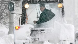 Дорожные службы Карелии усилили режим работы на фоне снегопада