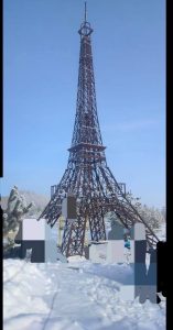 Россиянин упал с Эйфелевой башни и выжил.