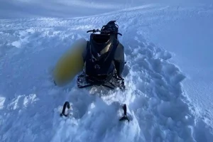 На Камчатке водитель снегохода погиб при съезде со снежного наноса