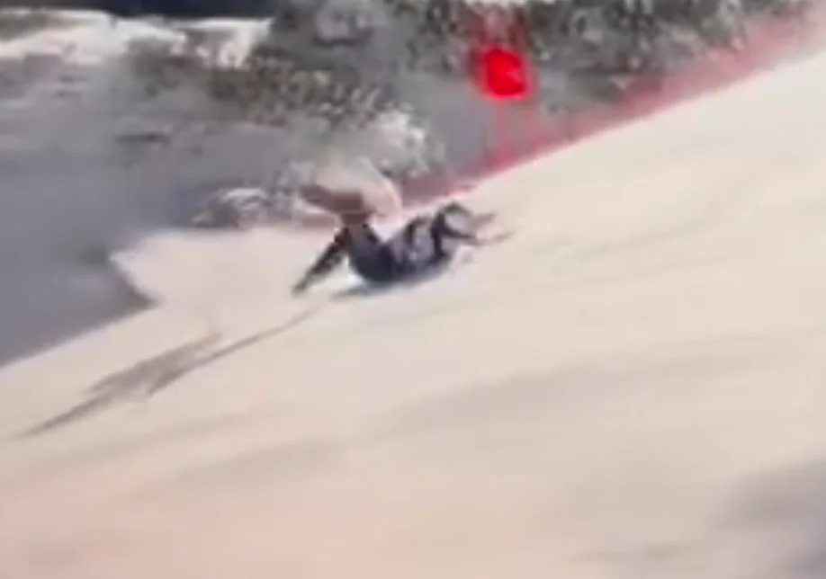 Видео Падения Линдси Вонн жёстко упала в скоростном спуске на ОИ-2026, выступая с порванными «крестами»