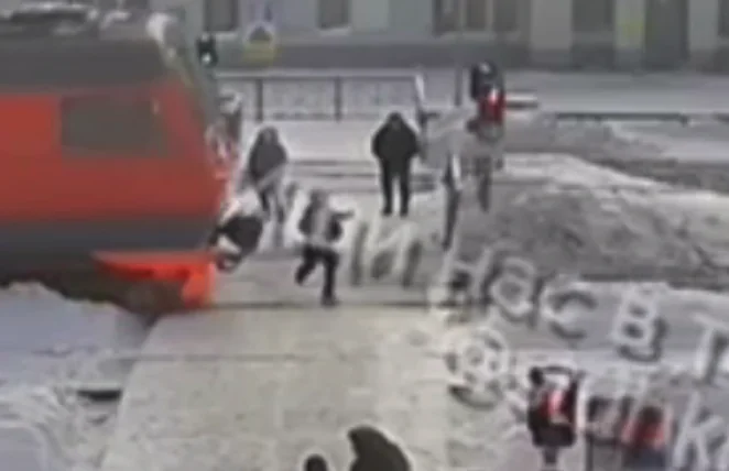 Видео момента наезда на женщину на станции Хотьково