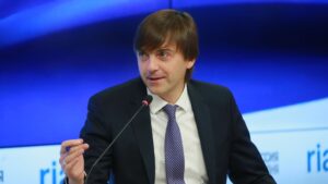 Кравцов заявил о формальном отношении школ, где были трагедии, к Минпросвещения