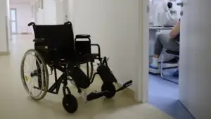 «Любое движение грозит переломом». Как живут «хрустальные» люди