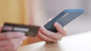 Доцент Щербаченко посоветовал использовать отдельную карту для онлайн-покупок