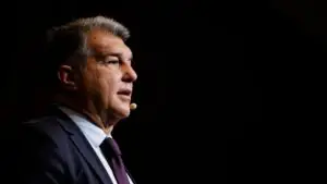 Президент «Барселоны» Лапорта ушел в отставку для перевыборов