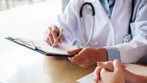 Юрист Хаминский: в частных клиниках можно лечиться по ОМС, если они в системе