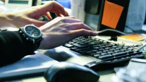 ВЦИОМ: 61% россиян назвали важность дела выше зарплаты