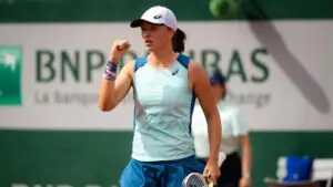 Швентек обыграла Касаткину и вышла в четвертьфинал теннисного турнира в Дохе