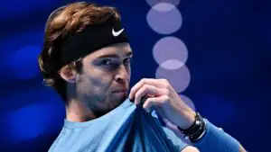 Теннисист Рублев проиграл Алькарасу и не смог защитить титул на турнире в Дохе