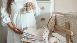 Минтруд выровнял пособие по беременности для студенток до прожиточного минимума