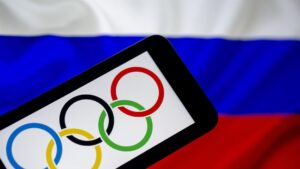 Российский флаг развернули на трибунах на церемонии открытия Олимпийских игр