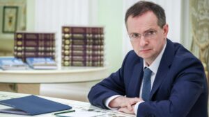 Мединский посоветовал желающим понять РФ иностранцам ехать работать в регионы