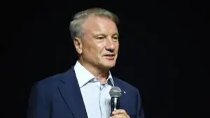 Греф призвал провести реформу доходов госслужащих, чтобы они получали достаточно