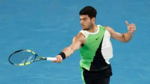 Алькарас победил Хачанова и вышел в полуфинал турнира в Дохе