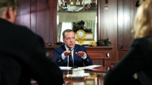 Медведев: европейские политики пытаются уничтожить результаты энергодиалога