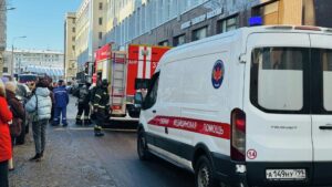 В центре Москвы тушат пожар в здании, где располагается редакция «Известий»