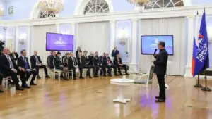 Медведев призвал ЕР подумать над решением проблемы нехватки школьных автобусов