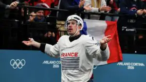 Хоккеист сборной Франции Кринон предстанет перед судом за нападение на вратаря