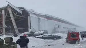 Двух пострадавших при обрушении крыши цеха под Липецком отправили в больницу