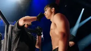 Боец Синещук сломал ногу, неудачно приземлившись после заднего сальто в октагоне