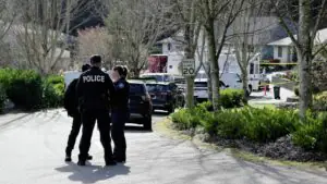 В Вашингтоне мужчина напал с ножом на людей около дома, пять человек погибли
