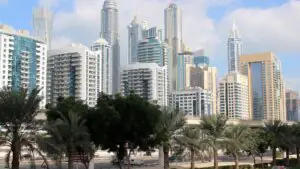 РИА Новости: в отелях Дубая запасаются едой и водой