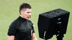 В Англии планируют опробовать систему тренерского запроса для применения VAR