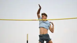 Прыгун с шестом Шмыков выиграл чемпионат России по легкой атлетике в помещении