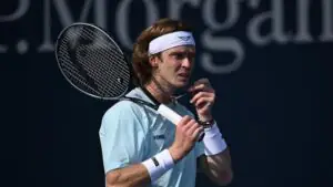 Теннисист Рублев не может вылететь из Дубая из-за закрытого неба