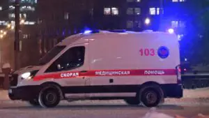 В Пензе подростка госпитализировали после падения наледи с многоквартирного дома