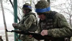 Боевик ВСУ пытался скрыться в гражданской одежде, но выдал себя синим скотчем