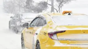 С 1 марта вступят в силу закон о локализации такси и новые правила оплаты ЖКУ