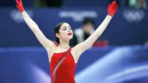 Петросян сделала символический удар перед началом матча РПЛ «Спартак» — «Акрон»