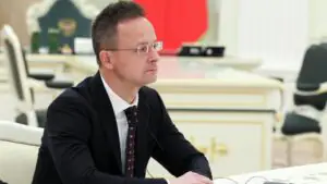 Сийярто на русском языке поблагодарил Путина за освобождение двух венгров