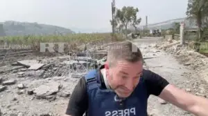 Корреспондент RT Суини сообщил об осколочном ранении в руку после атаки в Ливане