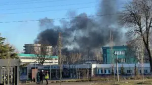 МЧС: при ликвидации ЧП в Нижнекамске погиб пожарный, еще трое пострадали