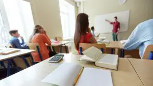 В школах Екатеринбурга стали тщательнее проверять личные вещи учеников