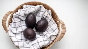 Как покрасить яйца к Пасхе вином: простой способ сделать мерцающие крашенки