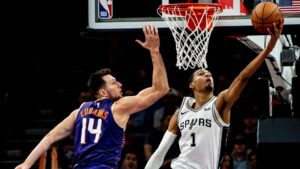 Вембаньяма досрочно завершил матч после удара лицом о паркет