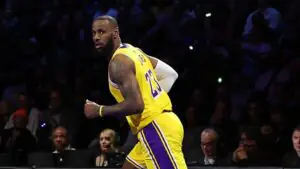 «Лейкерс» благодаря 28 очкам Джеймса обыграли «Хьюстон» в матче плей-офф НБА